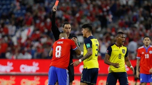 Arturo Vidal se quiebra, llora y ofrece disculpas por su roja ante Ecuador.