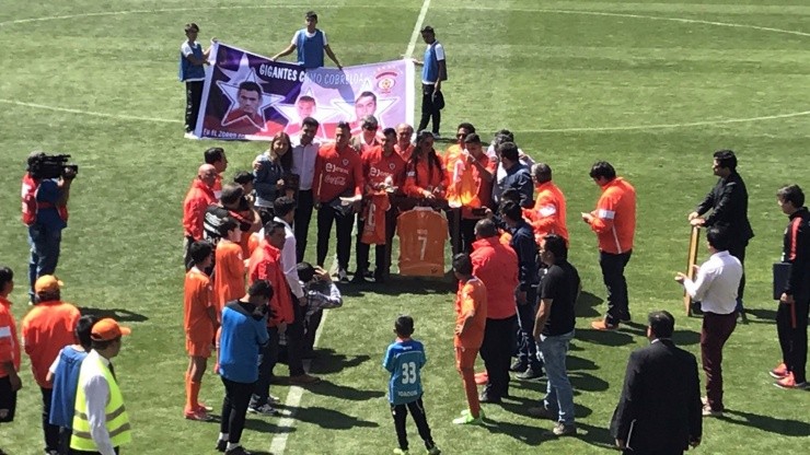 Alexis Sánchez, Eduardo Vargas y Gary Medel recibieron un homenaje en el paso de la selección chilena por Calama antes de visitar a Bolivia en 2017