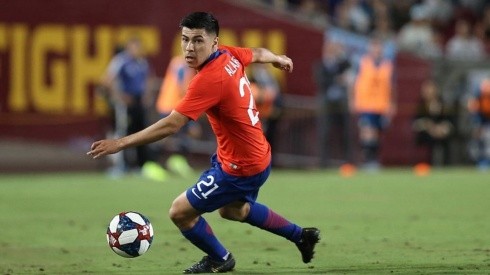 El jugador del Cádiz espera con paciencia su turno para jugar por La Roja.