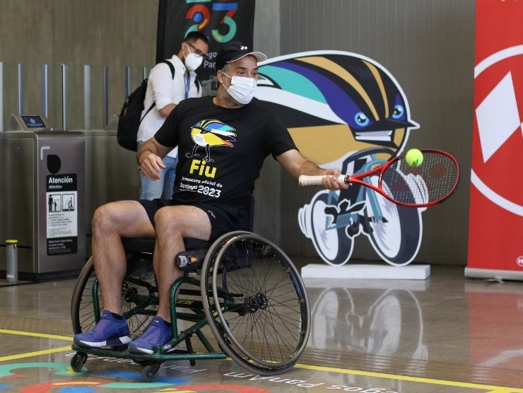 Fernando González, héroe olímpico, demostrando su talento aún vigente, en silla de ruedas, en la actividad en el Metro de Santiago a dos años de los Parapanamericanos. | Foto: Sergio Maureira/Comunicaciones Santiago 2023.