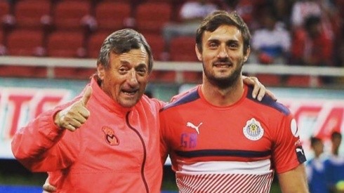 Una de las veces que coincidieron en cancha con su padre, en Monterrey, y Guido, en Guadalajara, los dos realizando su labor profesional en el fútbol.