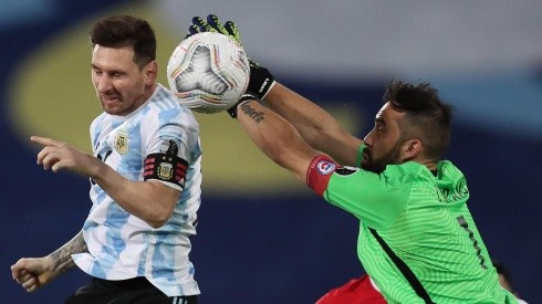 Claudio Bravo restó importancia al hecho de jugar con Argentina en Calama por las Eliminatorias.