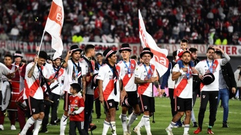 Paulo Díaz festeja con su pequeño hijo Agustín sobre sus hombros el título de River Plate