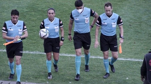 María Belén Carvajal, la primera mujer en arbitrar en la Primera División masculina del fútbol chileno.