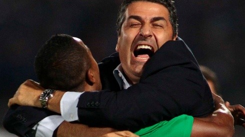 Santiago Escobar se abraza con Pabón en el partido ante la U del 2012