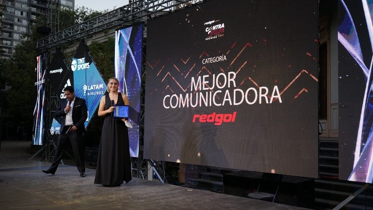 La periodista Grace Lazcano se llevó el premio a la Mejor Comunicadora en los Premios Contragolpe, la gran Gala del Fútbol Femenino. Foto: Emilio Ramírez/RedGol.