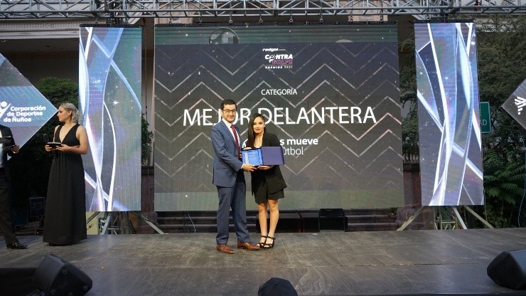 Javiera Grez, delantera de Colo Colo, recibe la distinción como la mejor de su puesto en la Gala del Fútbol Femenino. Foto: Emilio Ramírez/RedGol.