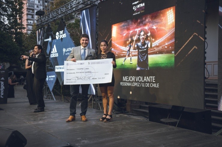 Yessenia Paloma López recibiendo el reconocimiento de Estelar Bet como la Mejor Volante de la Gala del Fútbol Femenino. | Emilio Ramírez/RedGol.