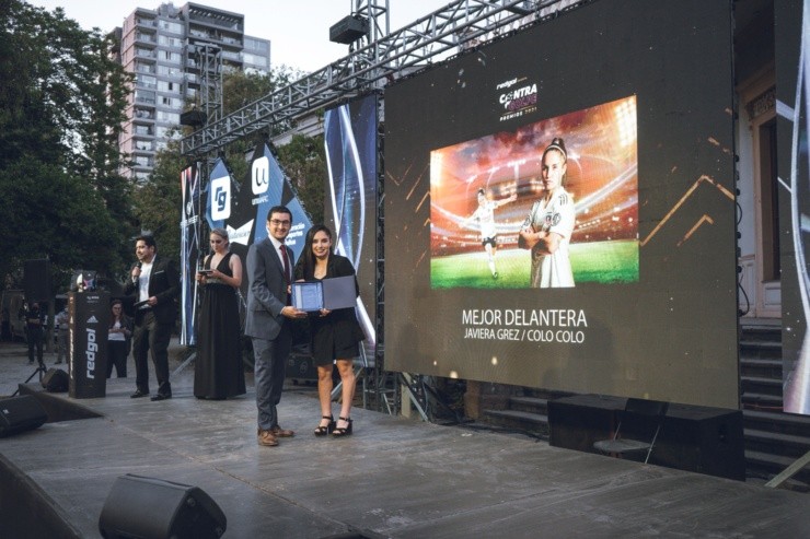 Javiera Grez recibiendo el premio a la Mejor Delantera Volkswagen de la Gala del Fútbol Femenino, premios Contragolpe 2021. | Emilio Ramírez/RedGol.