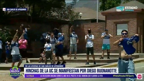 Un grupo de hinchas de Universidad Católica protestó fuera de San Carlos de Apoquindo