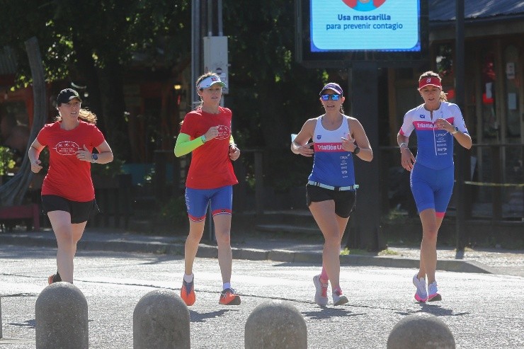 Los distintos participantes del Ironman de Pucón 2022 ya están en la zona lacustre de la Araucanía preparando la carrera. | Foto: Agencia Uno.