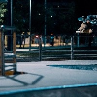 Skater se luce recorriendo Santiago como en un videojuego