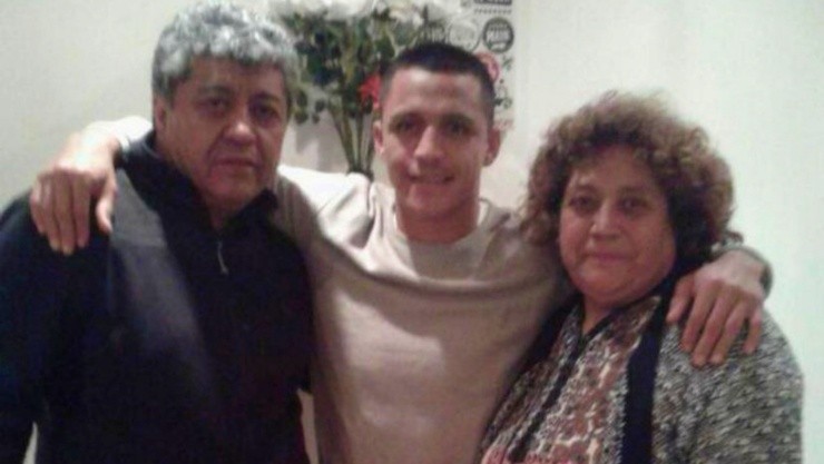 Alexis Sánchez junto a Luis y Gladys, los que abrieron su casa para recibir al Niño Maravilla en Calama en 2005