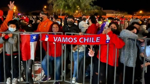 Un millar de hinchas se acercó al hotel ubicado a unos 10 minutos del aeropuerto de Calama para esperar a la selección chilena