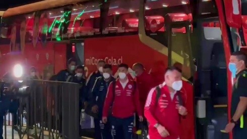 La selección chilena arribó de madrugada a Calama y se encontró con un millar de hinchas alentando de cara a las Eliminatorias Qatar 2022