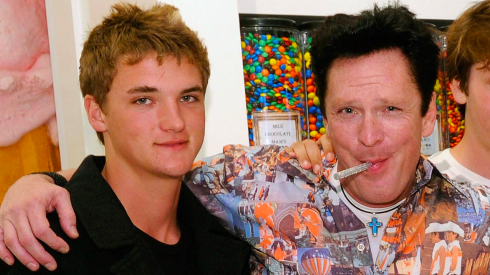 Hudson Madsen junto a su padre Michael Madsen.