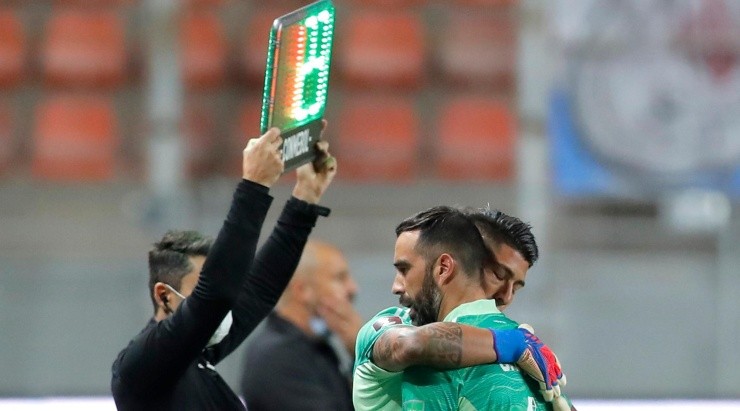 Brayan Cortés ingresó por Claudio Bravo