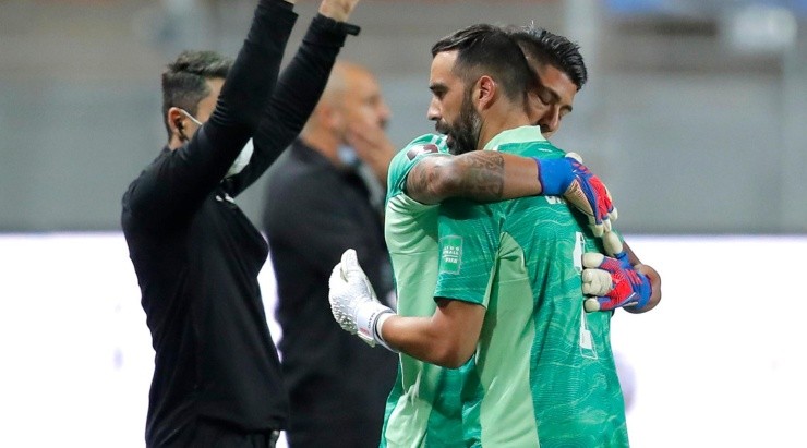 Claudio Bravo se retiró lesionado y no estará junto a Chile ante Bolivia. Foto: Getty Images