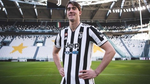 Dusan Vlahovic ya posa con la camiseta de la Juventus