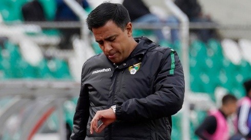 Insultos y proyectiles para César Farías en Bolivia tras la derrota contra Chile.