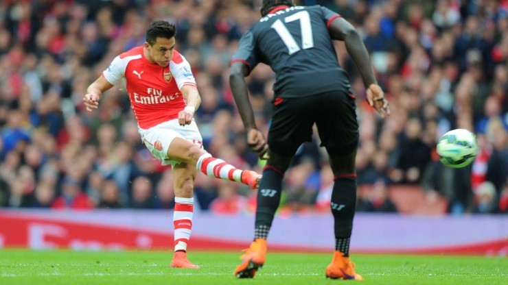Alexis Sánchez remató con el alma para un golazo inolvidable ante Liverpool en la goleada 4-1 de Arsenal sobre los Reds en 2015
