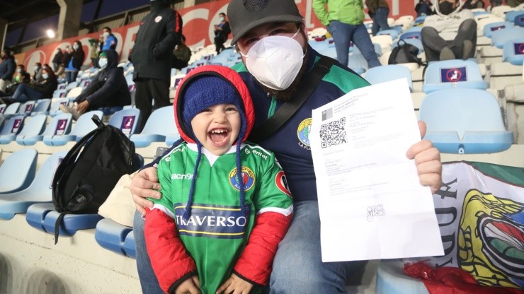 Los hinchas han asistido a los estadios del fútbol chileno pese a las restricciones originadas por la pandemia