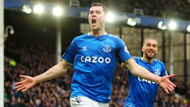 Michael Keane metió un cabezazo que definió tempranamente la derrota del equipo de Marcelo Bielsa ante Everton