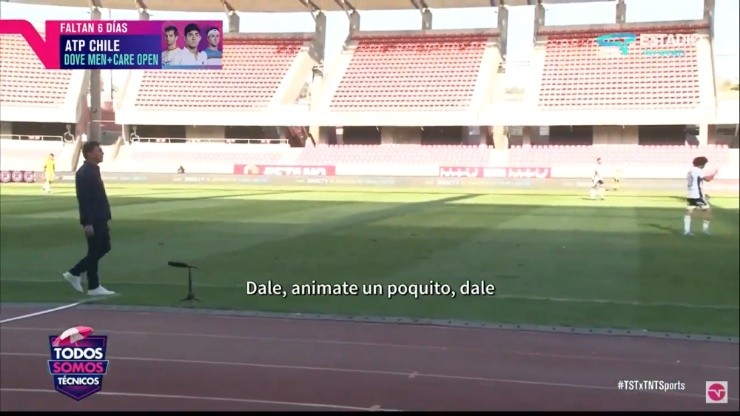 La secuencia de la cámara de TNT Sports evidencia la molestia del técnico de Colo Colo, Gustavo Quinteros, con el defensor Maximiliano Falcón