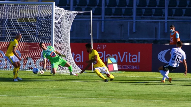 Pablo Solari marcó a los 19 minutos el único gol del partido que permitió la salvación del descenso de Colo Colo ante Universidad de Concepción en Talca, el 17 de febrero de 2021