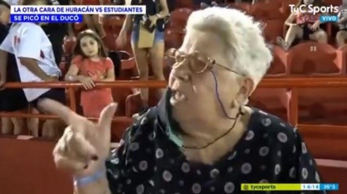 Abuela se hace viral por su reacción contra un jugador de Estudiantes