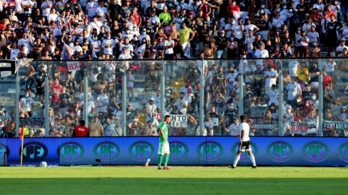El partido entre Colo Colo y Audax Italiano se detuvo por el lanzamiento de proyectiles por parte de hinchas del Cacique
