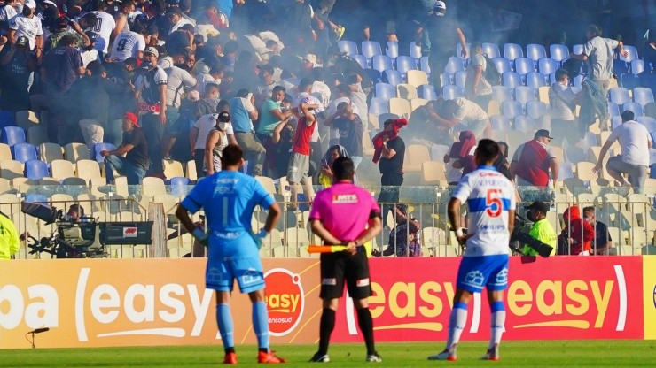 La Supercopa entre Universidad Católica y Colo Colo estuvo largo tiempo detenida por incidentes en las barras