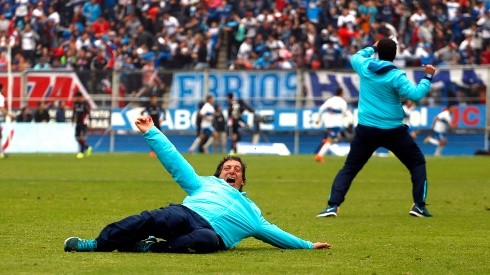 Mario Salas festeja uno de los dos triunfos ante Colo Colo