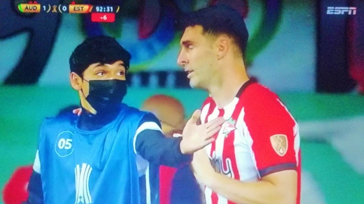 Mauro Boselli se molestó con el alcanzabalones chileno en los descuentos del duelo entre Audax Italiano y Estudiantes de La Plata