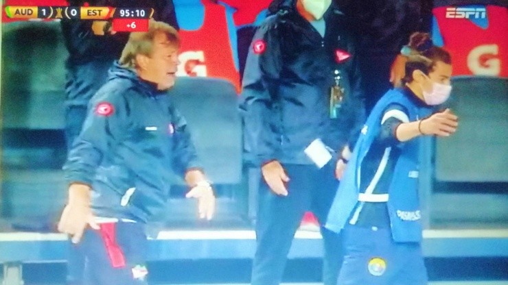 El Ruso Zielinski se quejó con todos por el comportamiento del pelotero que estaba junto a la tribuna preferencial en Rancagua