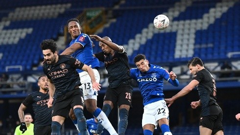 Yerry Mina e Ilkay Gundogan saltan en duelo entre Manchester City y Everton