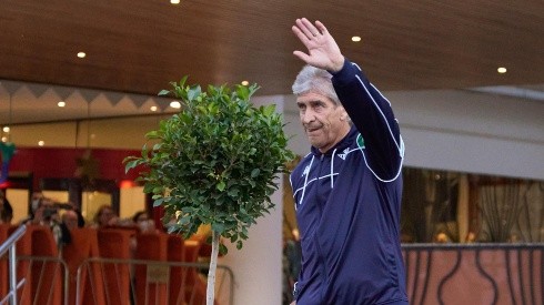 Manuel Pellegrini saluda a los hinchas del Real Betis fuera del hotel de concentración.