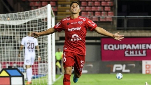 Alexander Aravena se convirtió en el segundo jugador en marcar un triplete en el Campeonato Nacional 2022 y tiene tan solo 19 años.