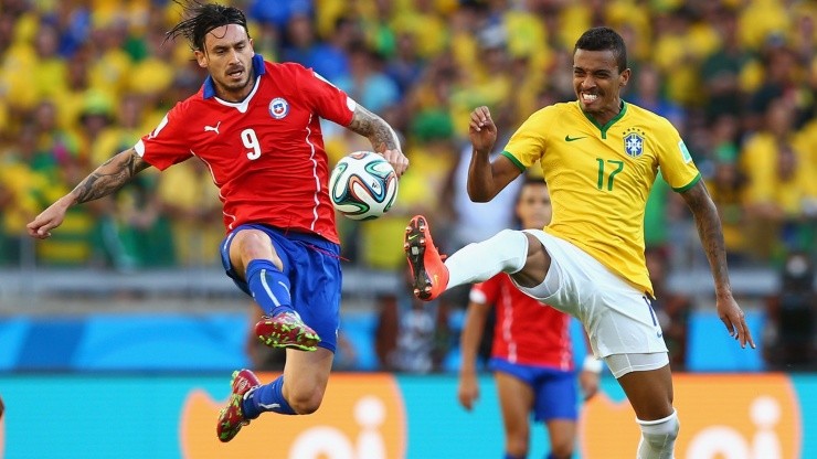 Mauricio Pinilla dejó su huella en la selección chilena en un histórico partido de octavos de final ante Brasil en 2014