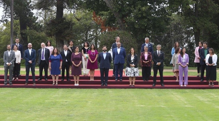 La foto oficial del presidente Gabriel Boric con su primer gabinete (AGENCIA UNO).