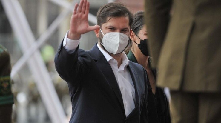 El líder magallánico llegando al Congreso Nacional. Boric está a pocos minutos de asumir la presidencia. (AGENCIA UNO).