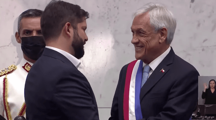 El saludo protocolar entre Gabriel Boric y Sebastián Piñera (Youtube).