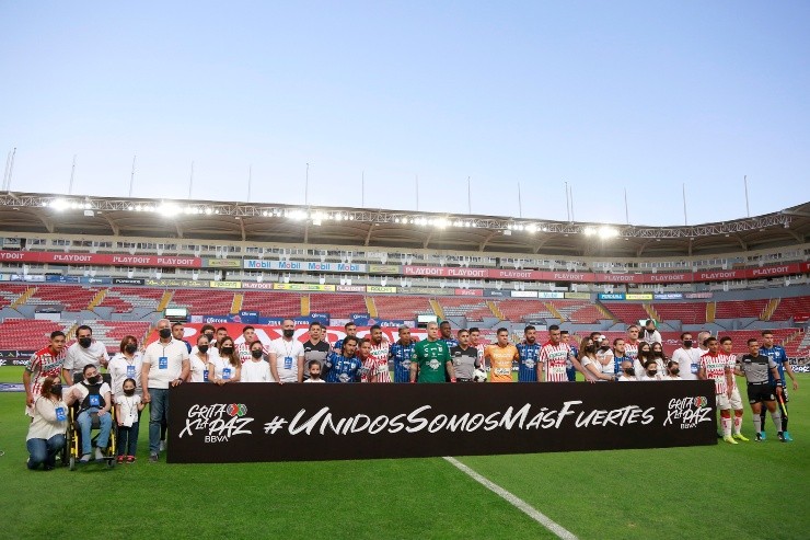 Al inicio del partido, los jugadores posaron con un mensaje que llamaba a la paz en el fútbol. Foto: JamMedia