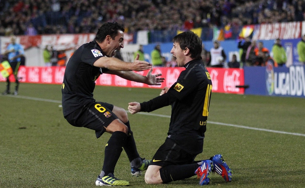 Xavi Hernández consoles Lionel Messi after PSG’s elimination from the UEFA Champions League against Real Madrid