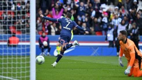Kylian Mbappé abrió la cuenta para el PSG ante Burdeos.