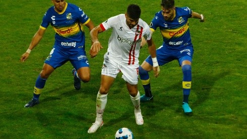 Leandro Díaz no podrá estar contra Everton por suspensión