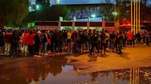 Miles de hinchas llegaron al estadio Zorros del Desierto y se quedaron sin ver el partido por la suspensión que decretaron las autoridades