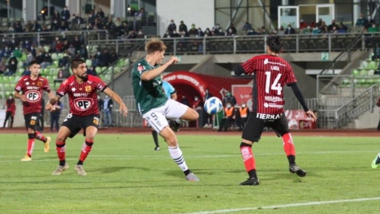 Rescaldini descuenta para Wanderers en un partido traumático del cuadro porteño