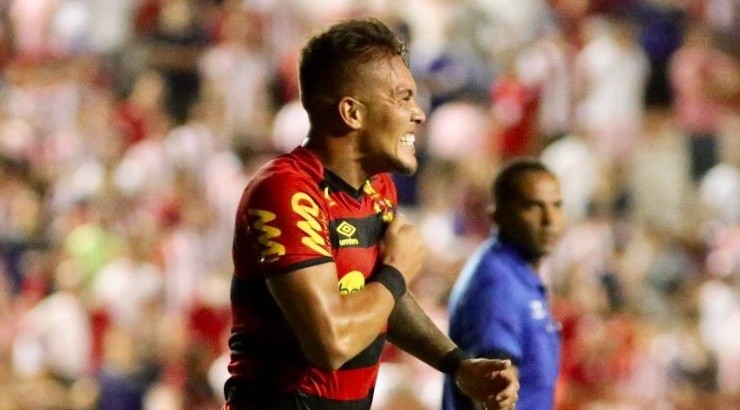 Parragol marcó tres goles en el triunfo de Recife.