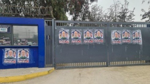 Muchos afiches fueron pegados en el frontis del Centro Deportivo Azul.